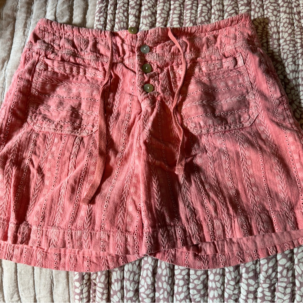 Sundance Lightweight Coral Pink Boho Shorts, Size Small.